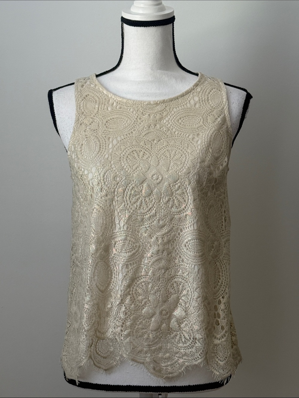 Three Hearts Lace Sleeveless Shimmery Tank Top in Cream, Size Small